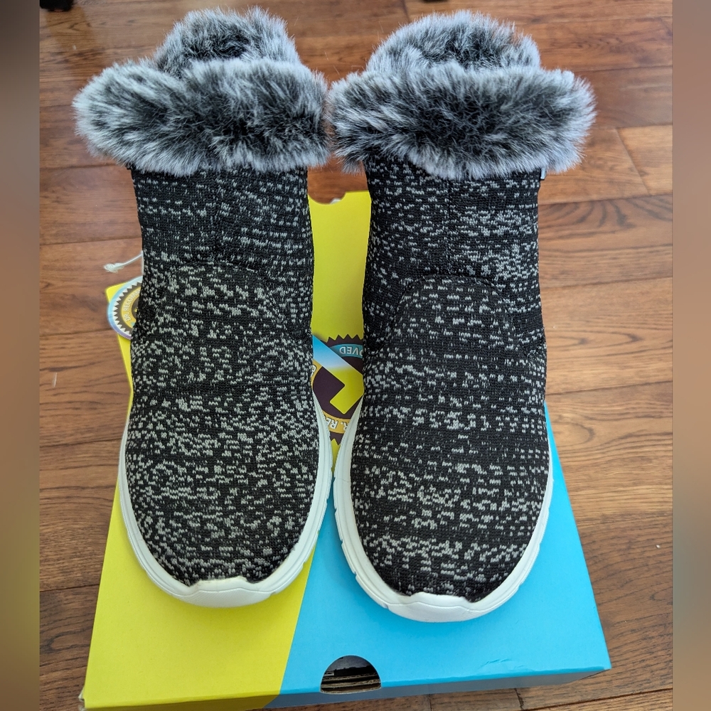 Telic NIB Ladies Apres-Ski Recovery Ankle Boot Black Gray faux Fur Size 6